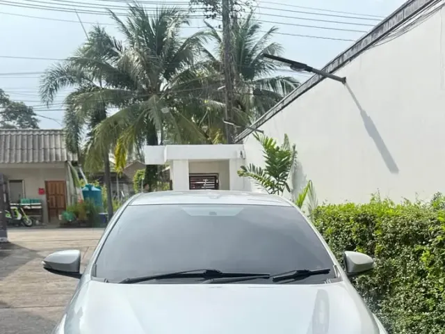 Selling Toyota Yaris 2019