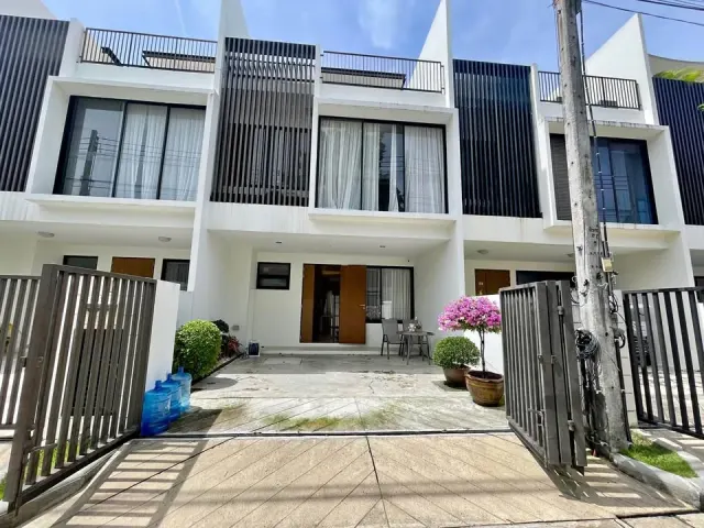For Sale: 3 Bedroom Townhouse in Laguna Park 1