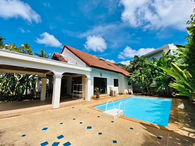 Rent 3-bedroom villa with a pool in Rawai