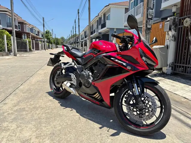Selling Honda CBR 650R 2023