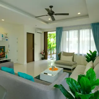 Selling 3-bedroom townhouse in Laguna Park