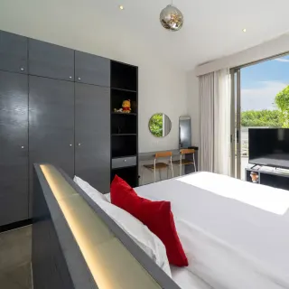Urgent sale: spacious villa with swimming pool, 4 bedrooms, in Wallaya, Bang Tao.