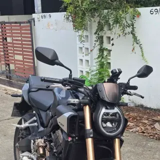 Selling Honda CB650R 2024