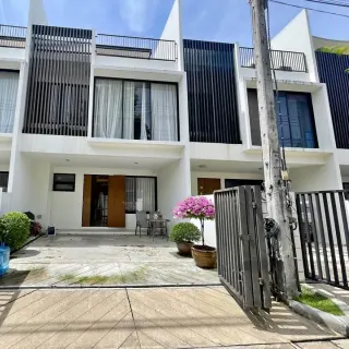 For Sale: 3 Bedroom Townhouse in Laguna Park 1