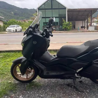 Selling Yamaha XMAX 300 2022
