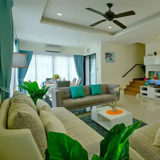 Selling 3-bedroom townhouse in Laguna Park