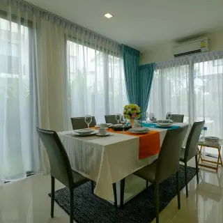 Selling 3-bedroom townhouse in Laguna Park